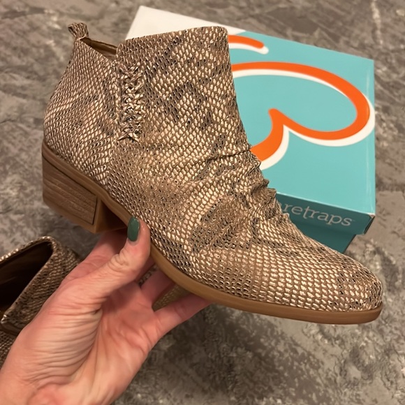 Brand new size 9 Booties by BareTraps - Picture 3 of 6